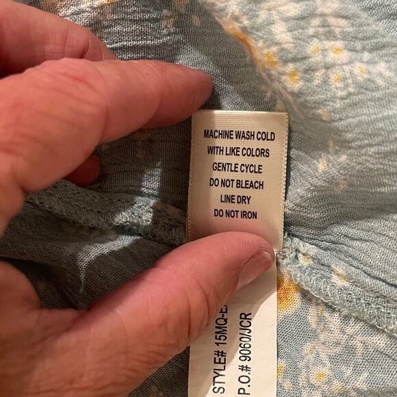 Floral Blue White Women's Flutter Sleeve Ruffle Hem Blouse Top | Size L - Picture 9 of 9